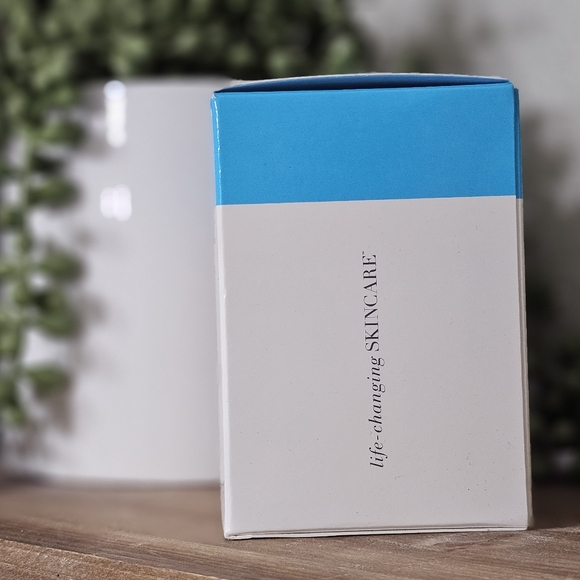 Rodan + Fields Redefine Intensive Renewing Serum - Picture 2 of 5